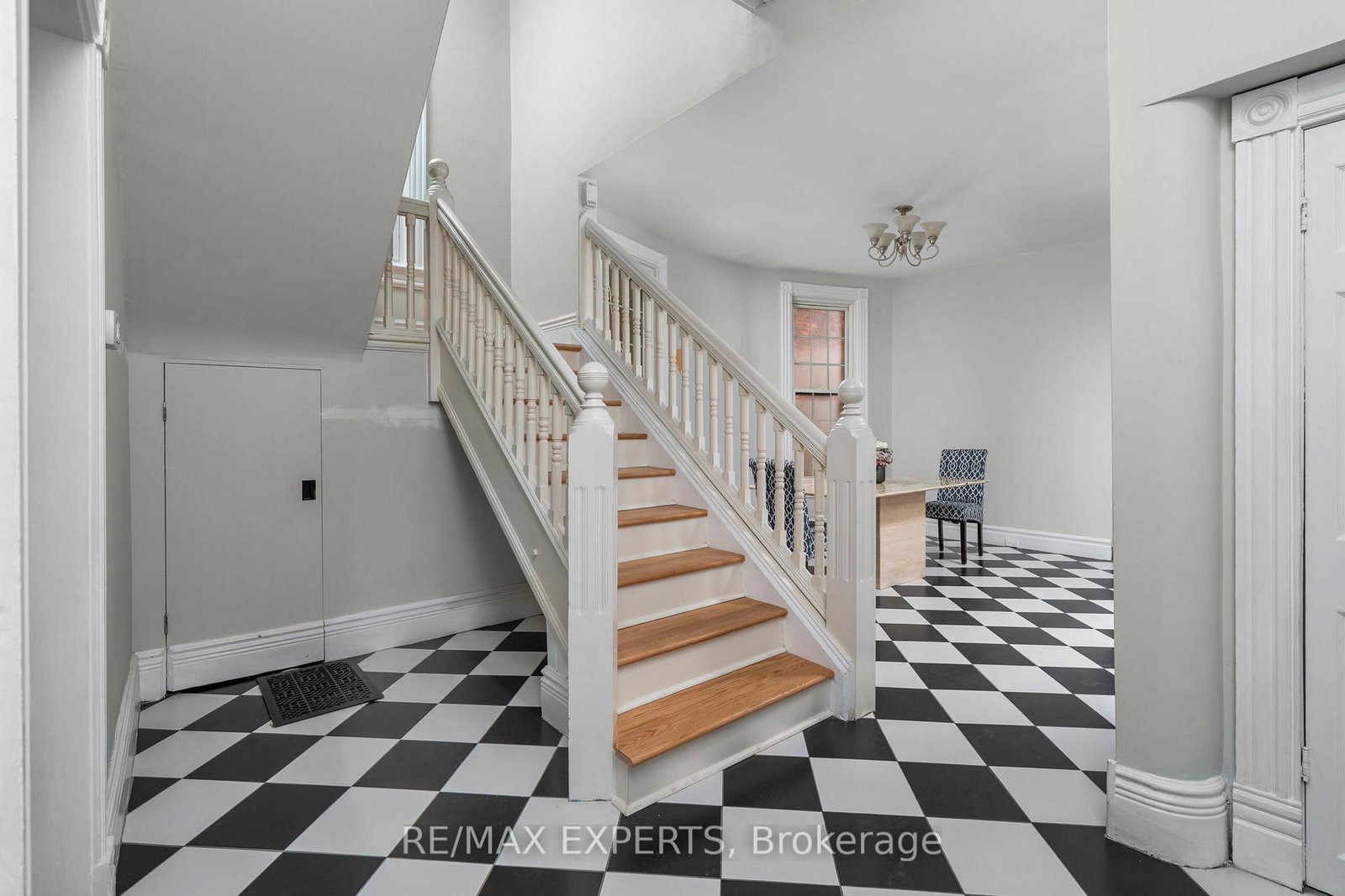 382 Bathurst Street • Toronto, ON photo 7