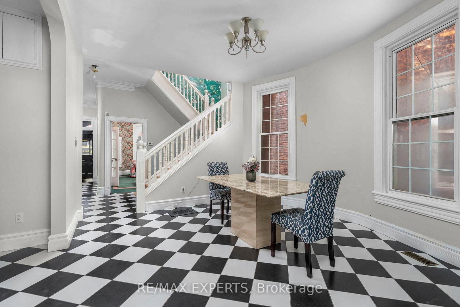 382 Bathurst Street • Toronto, ON photo 8