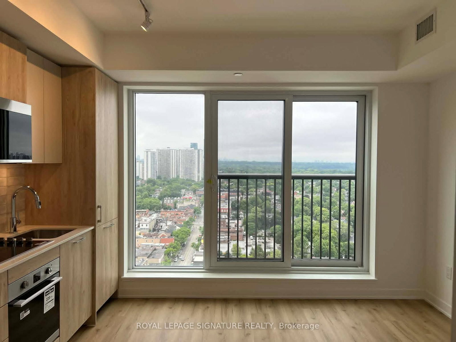 2310-10 Oak St Street, Toronto, ON