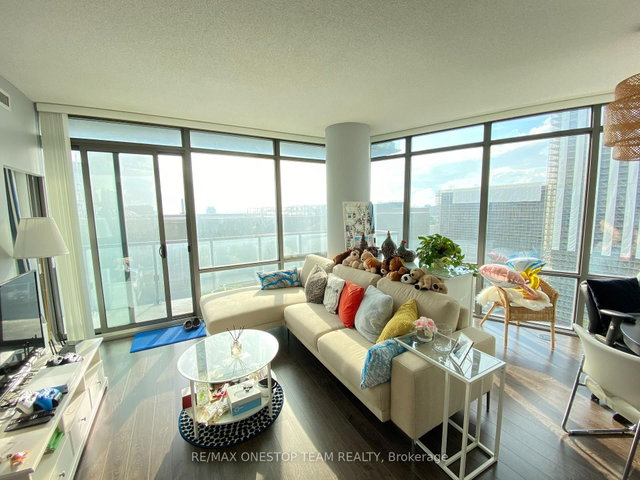 1603 - 832 Bay Street