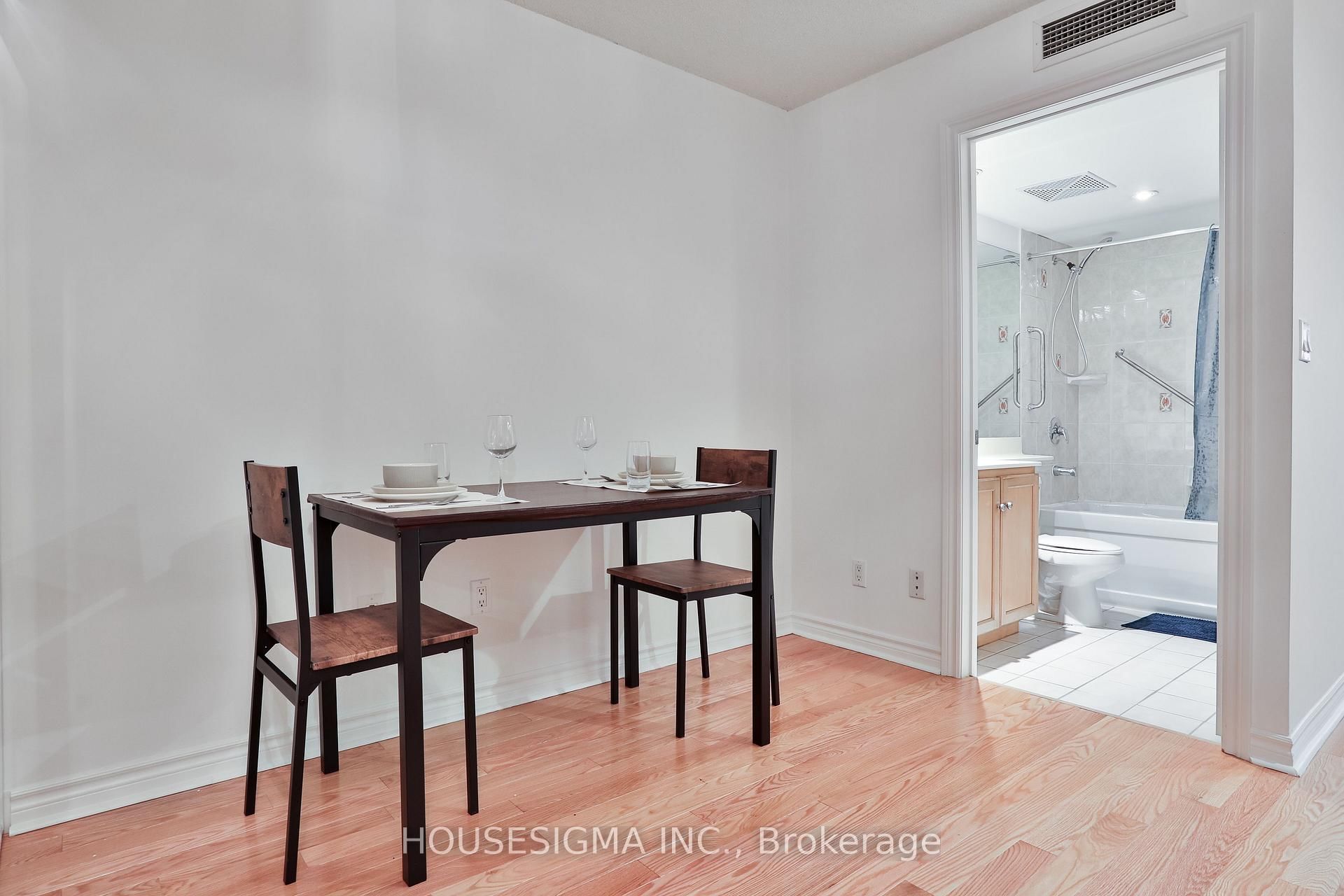 270 Wellington St Street W, Unit 222