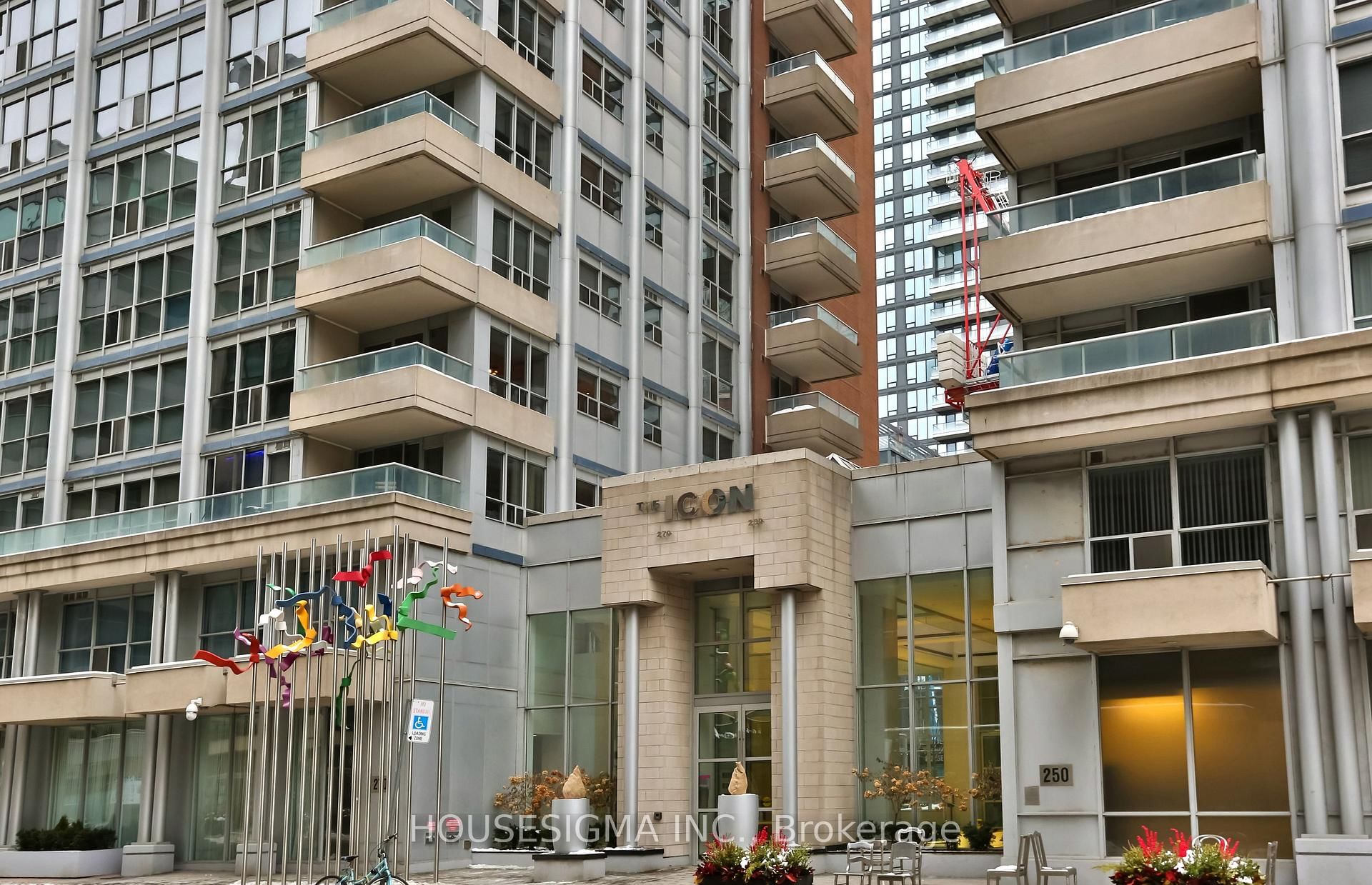 270 Wellington St Street W, Unit 222