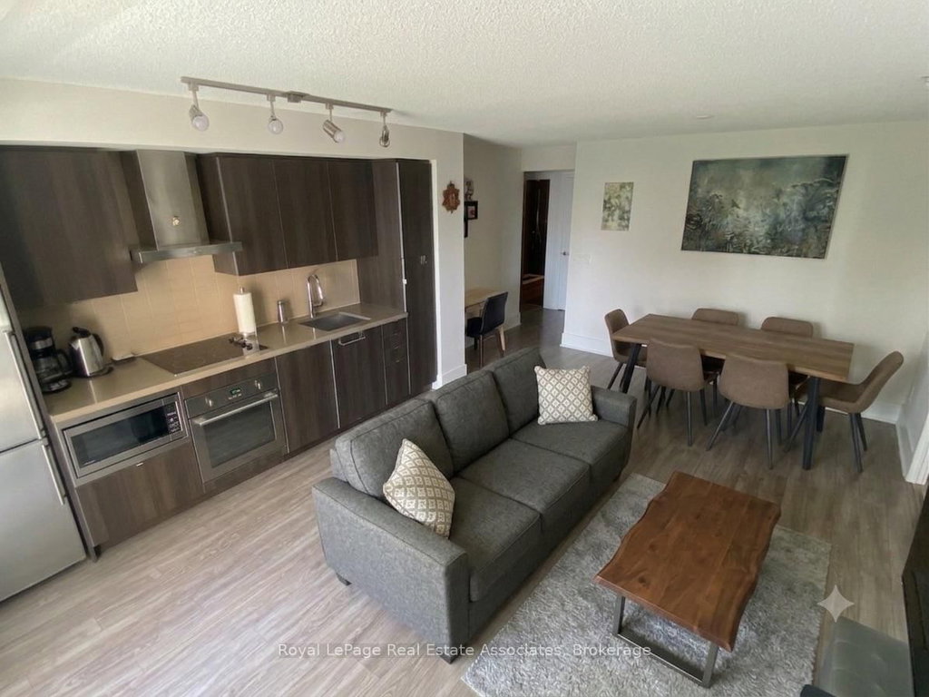 611 - 300 Front Street W 3