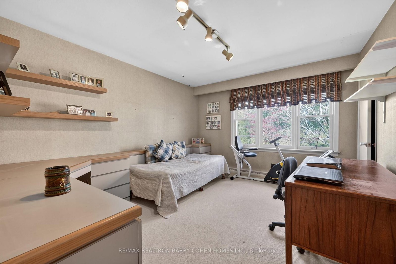 18 Brian Cliff Drive • Toronto, ON photo 8