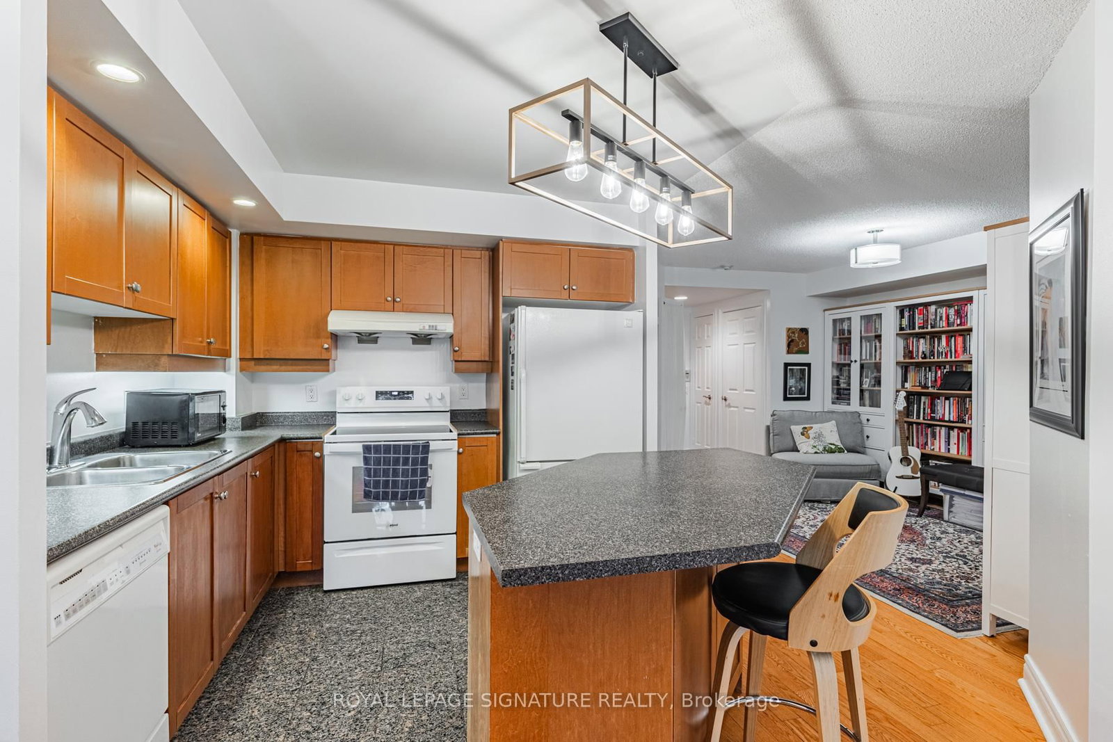 123 Eglinton Avenue E • #813 • Toronto, ON photo 10