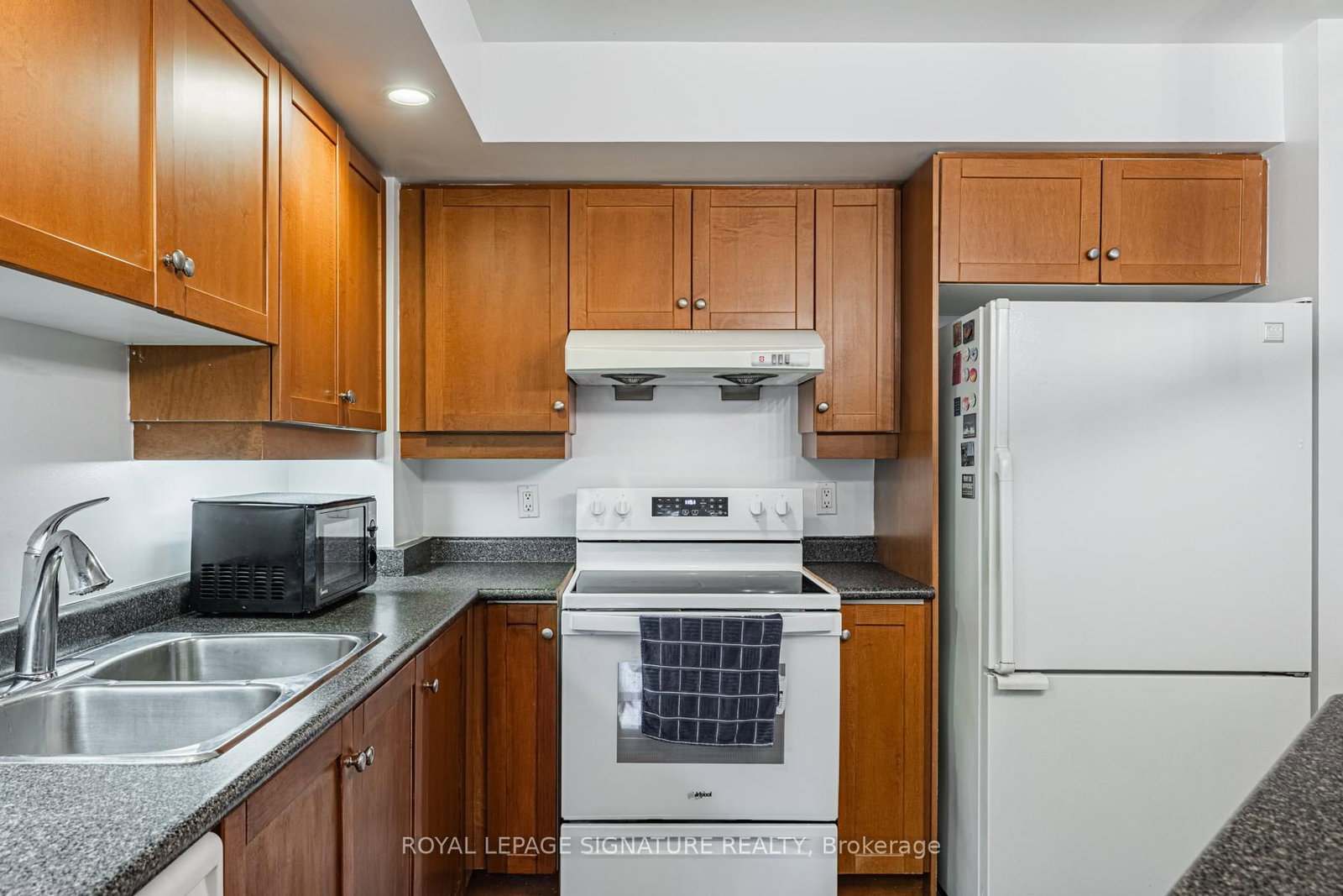 123 Eglinton Avenue E • #813 • Toronto, ON photo 9