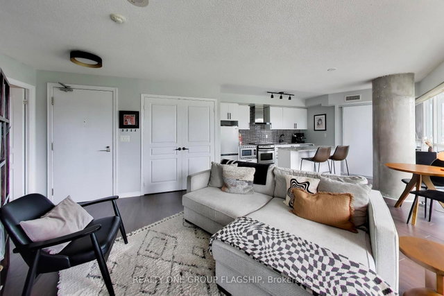 918 - 352 Front Street W