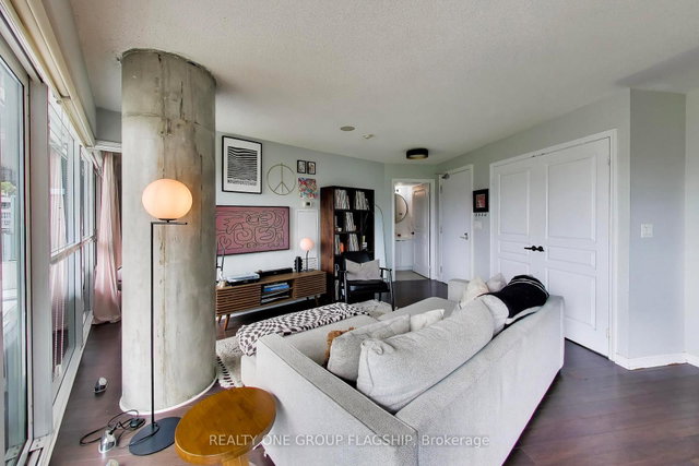 918 - 352 Front Street W