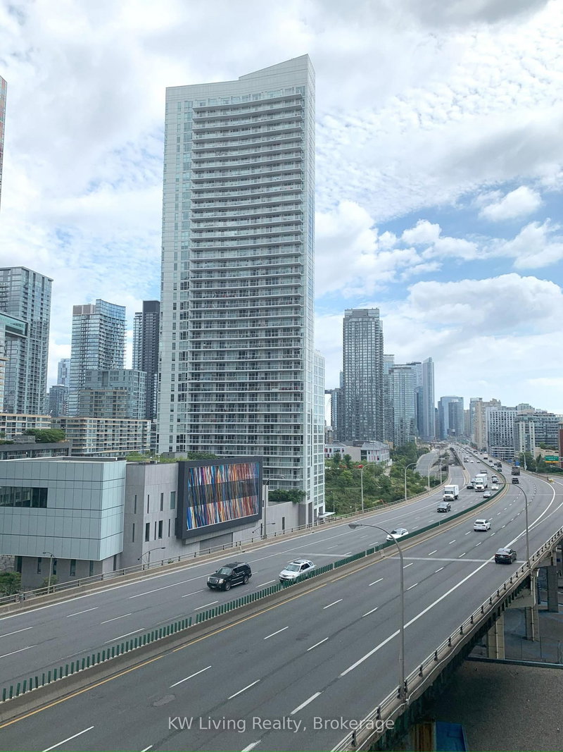 1006 - 19 Bathurst Street