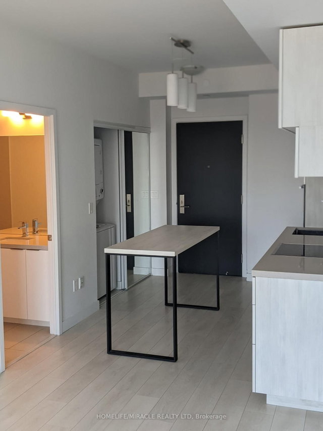 1410 - 8 Eglinton Avenue E