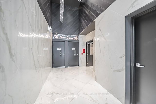 806 - 458 Richmond Street W