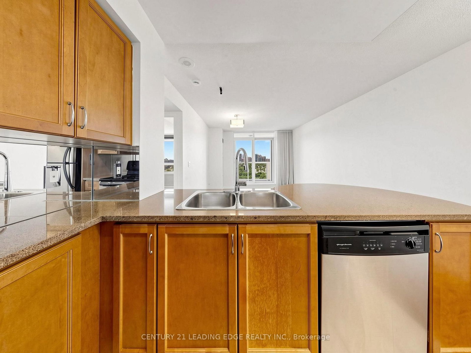 18 Kenaston Garden • #1601 • Toronto, ON photo 10