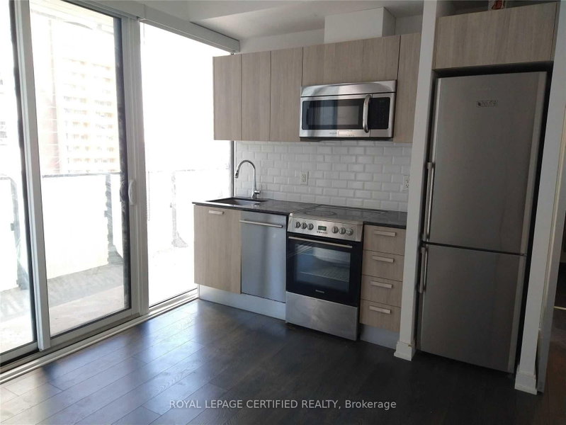 home for lease on 901-42 Charles Street E