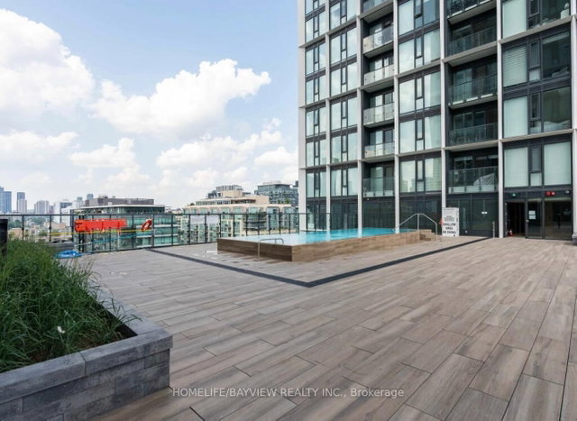 1402 - 158 Front Street E