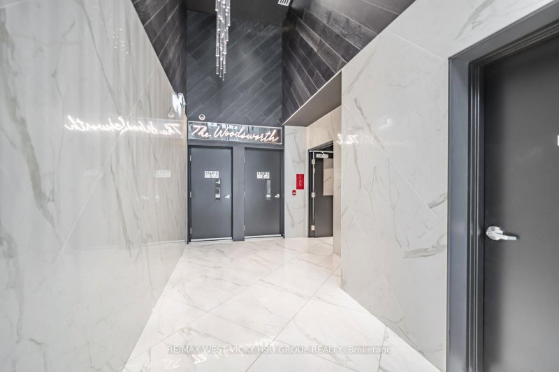 806 - 458 Richmond Street W