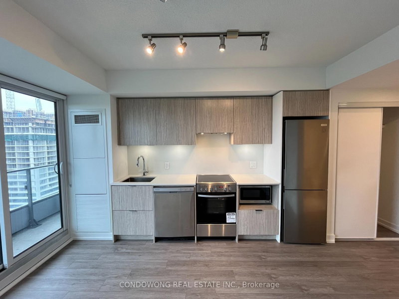 home for lease on 2009-395 Bloor Street E