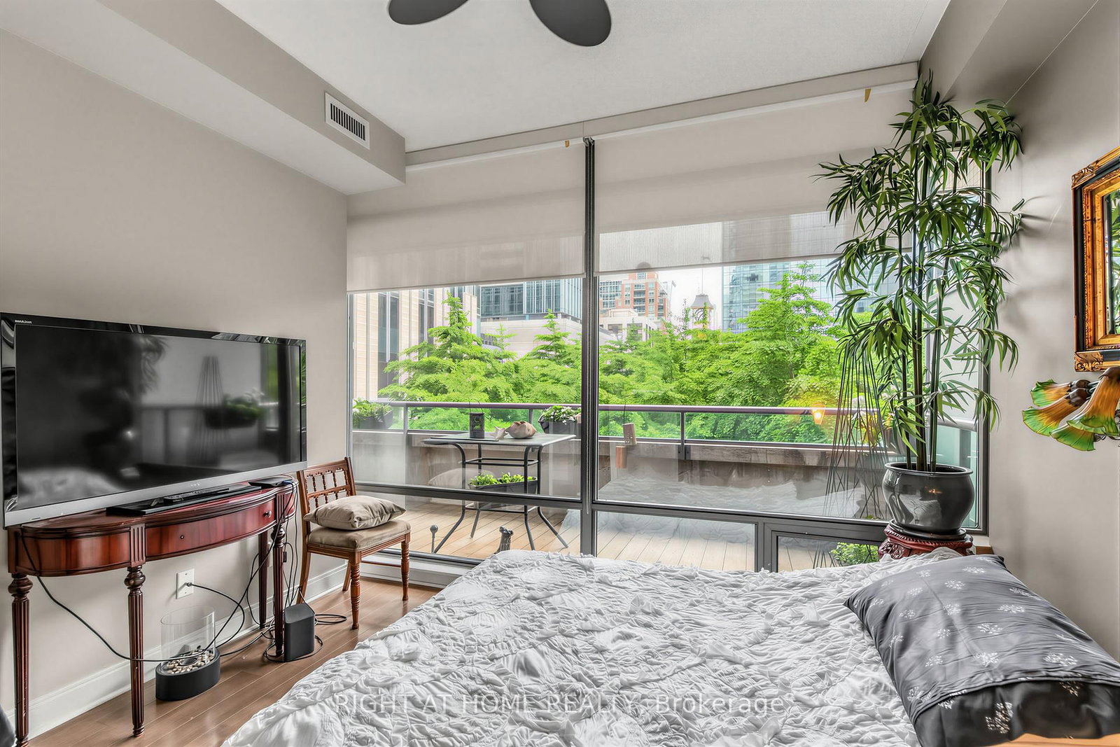 18 Yorkville Avenue • #305 • Toronto, ON photo 10