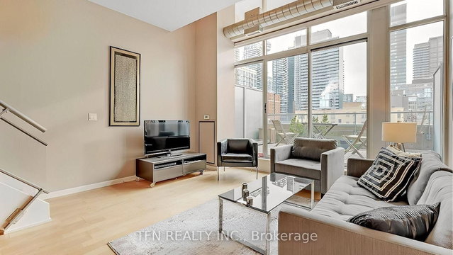 704 - 388 Richmond Street W