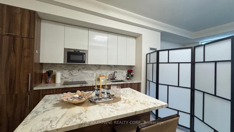 207 - 330 Richmond Street W