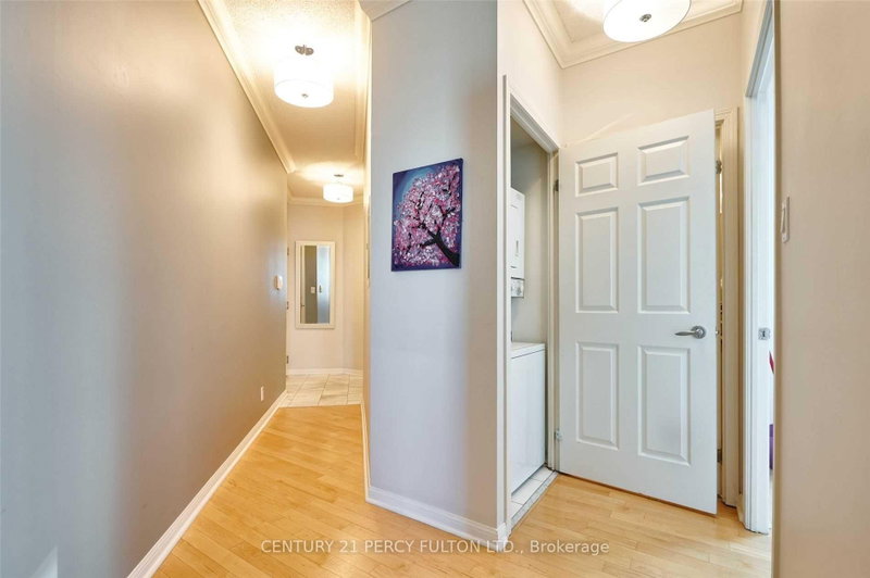 1016 - 230 Queens Quay W