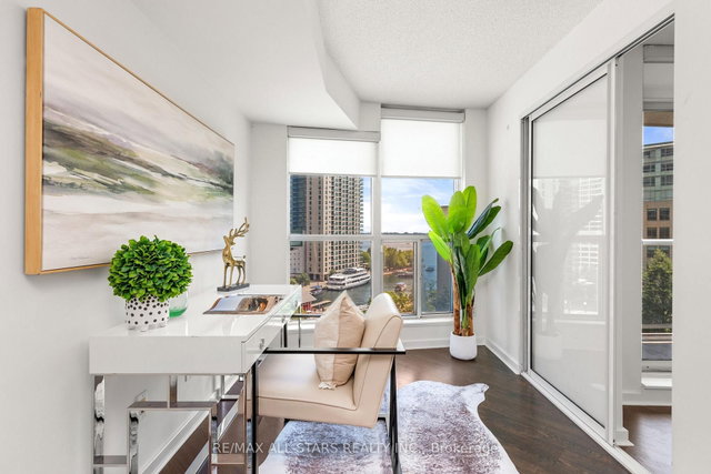 804 - 208 Queens Quay W