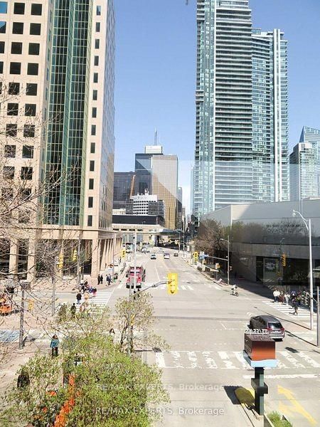 1013 - 33 Harbour Square