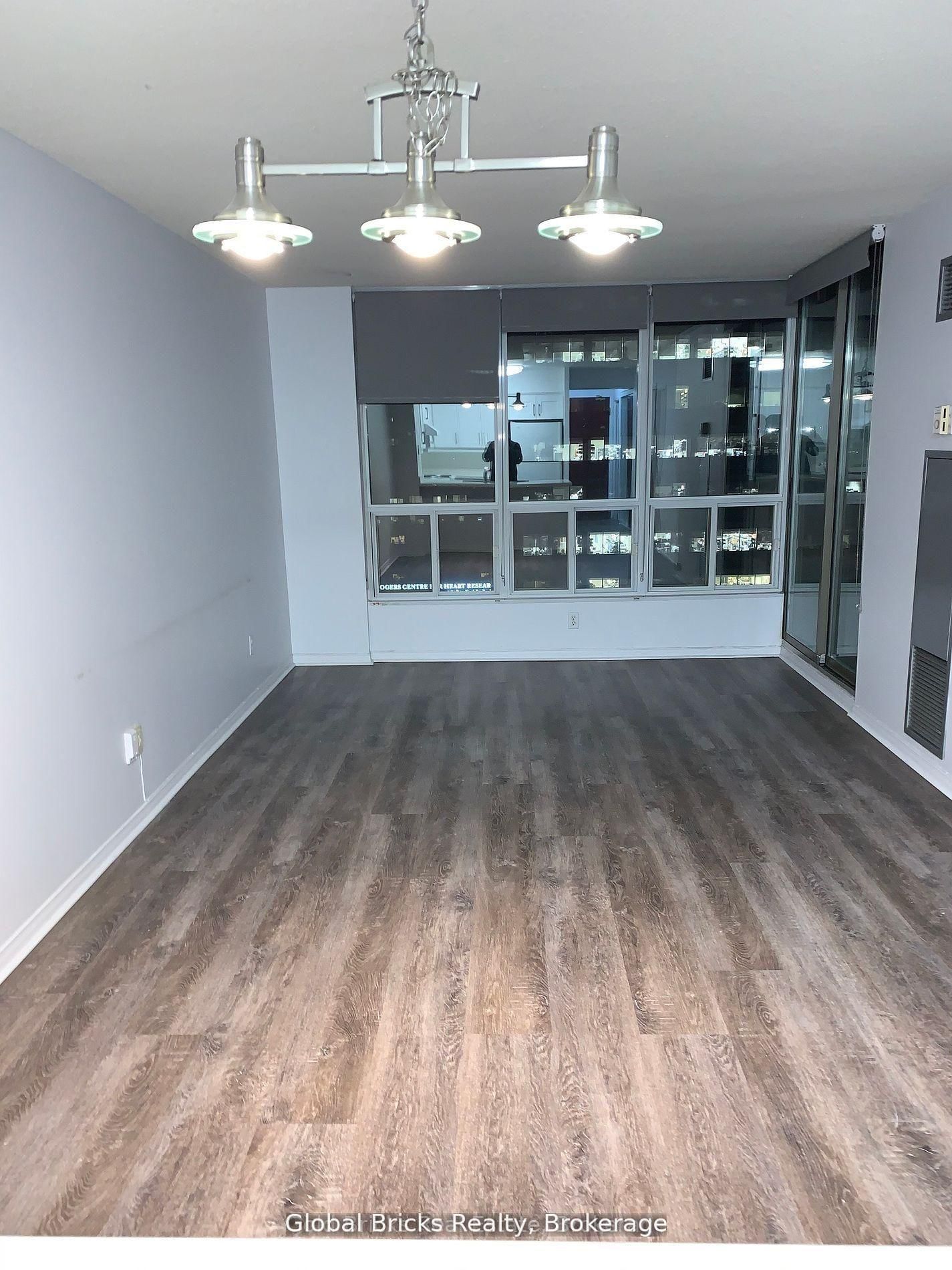 2009-750 Bay Street, Toronto, ON, photo 2