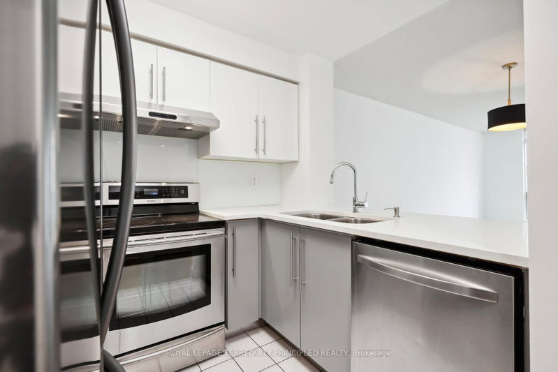 942 Yonge St photo 4