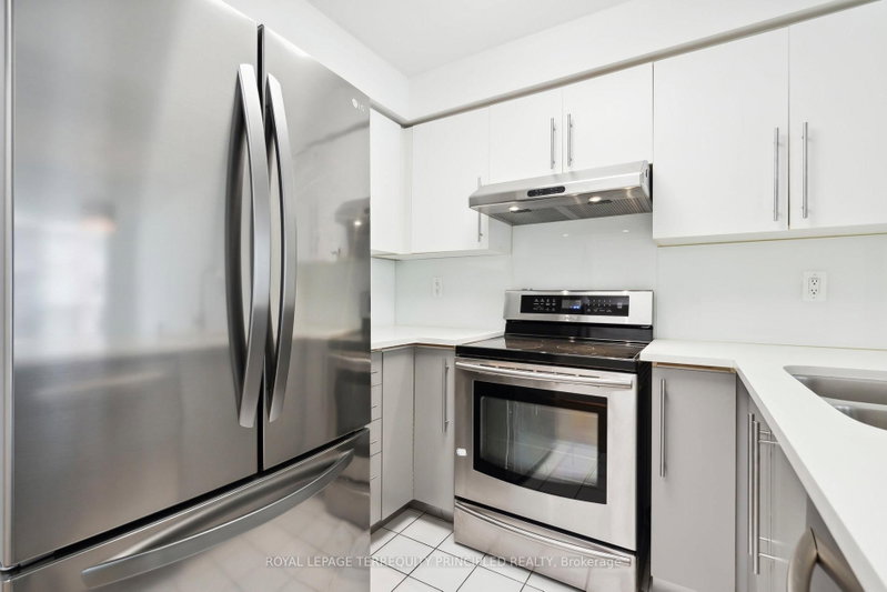 942 Yonge St photo 5