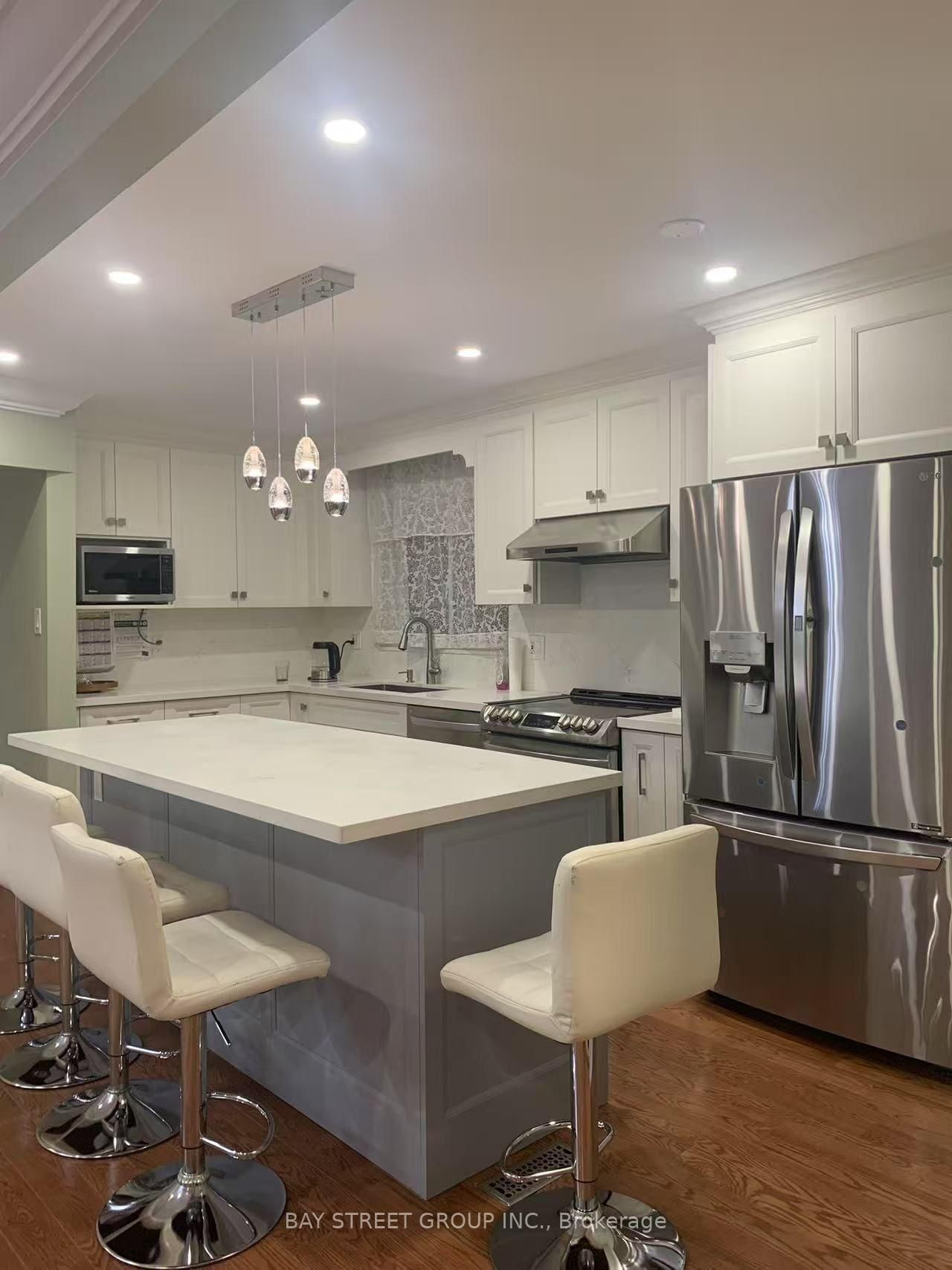 Upper-63 Lesgay Crescent, Toronto, ON, photo 2
