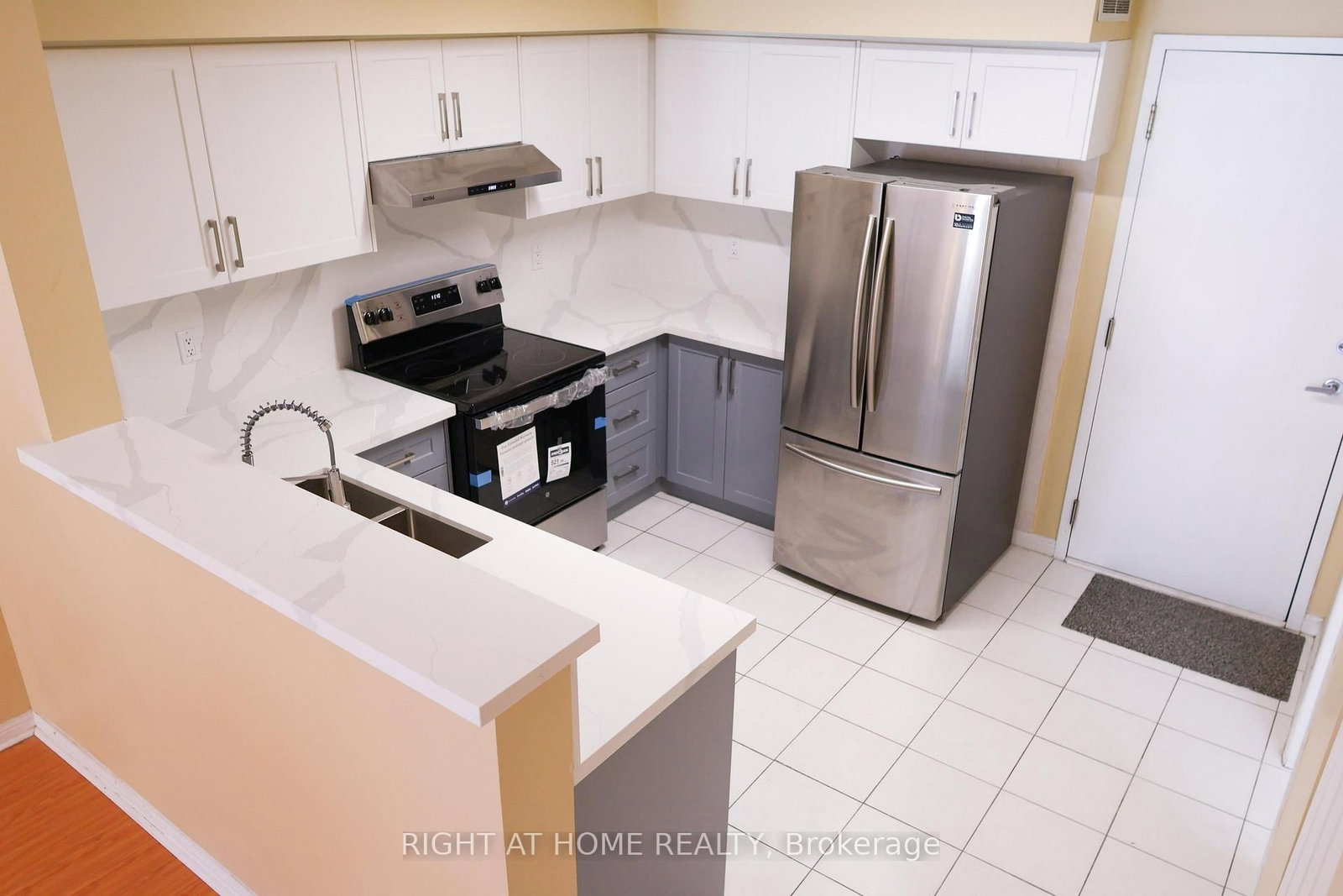 821 Grandview Way • Toronto, ON photo 11