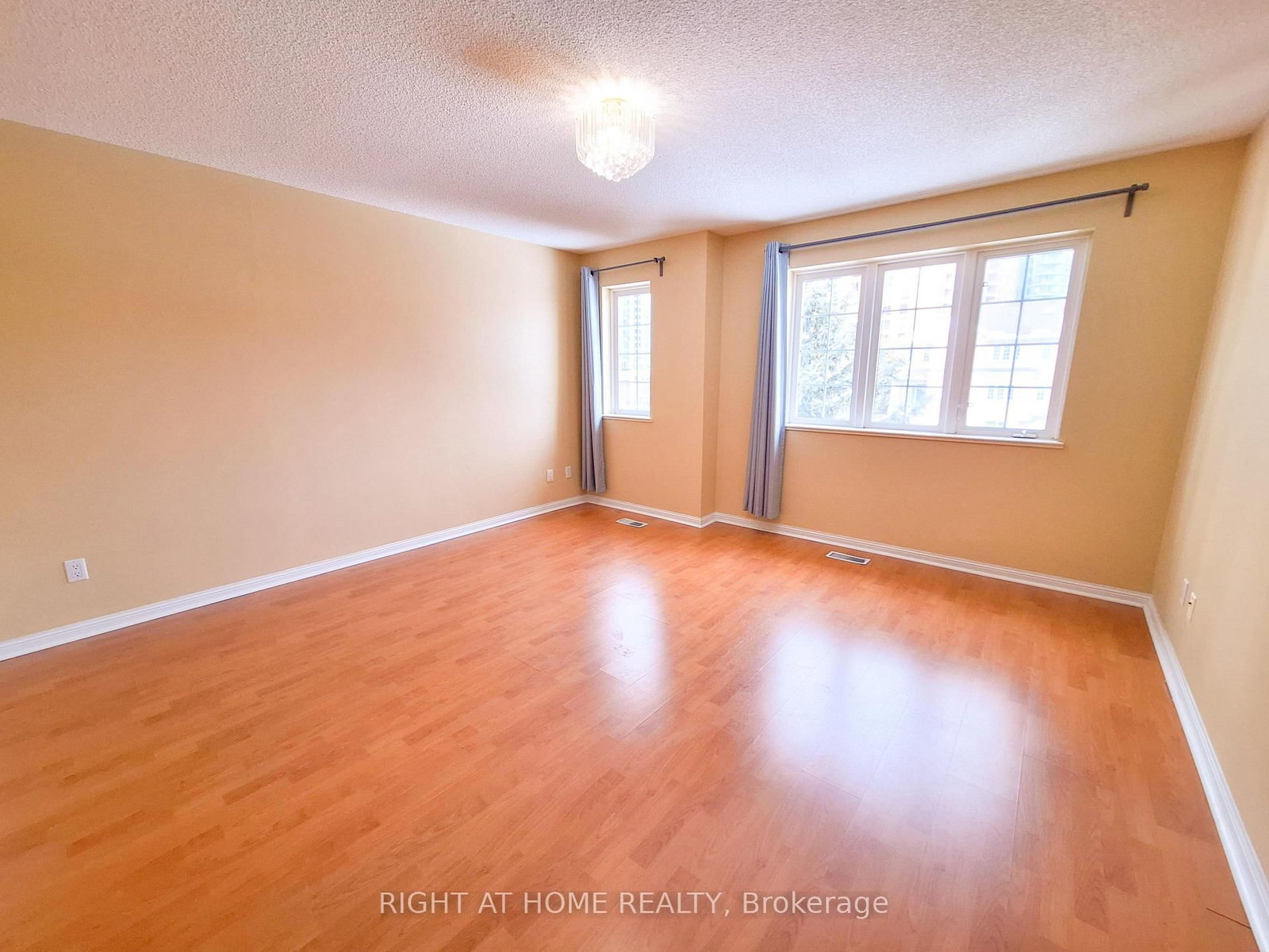 821 Grandview Way • Toronto, ON photo 32
