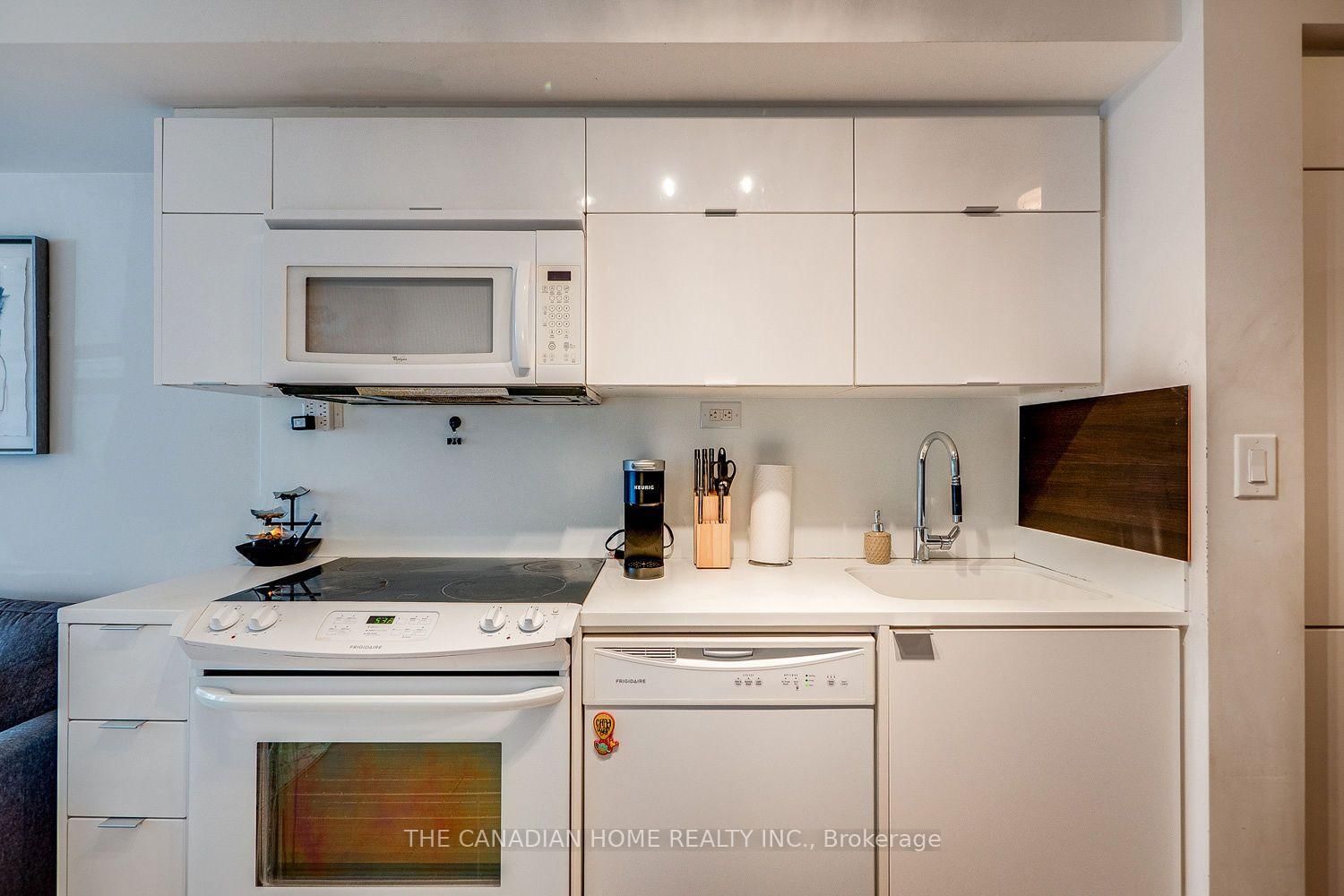 21 Iceboat Terrace • #1605 • Toronto, ON photo 12