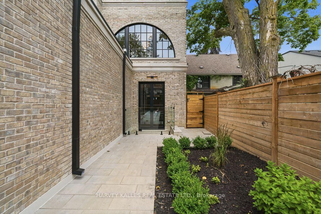 204 Forest Hill Road • Toronto, ON photo 48