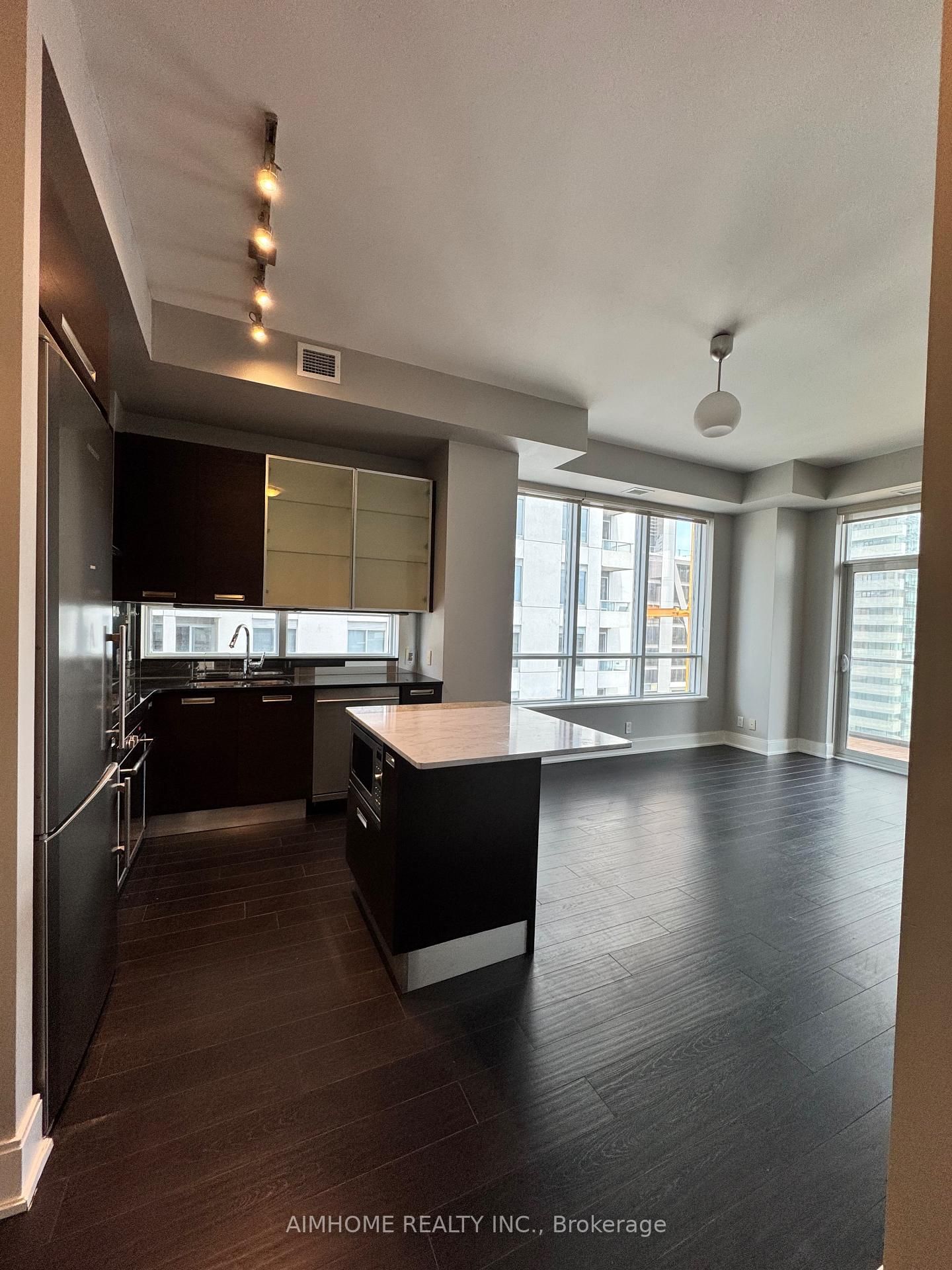 21 Balmuto Street • #1801 • Toronto, ON photo 8