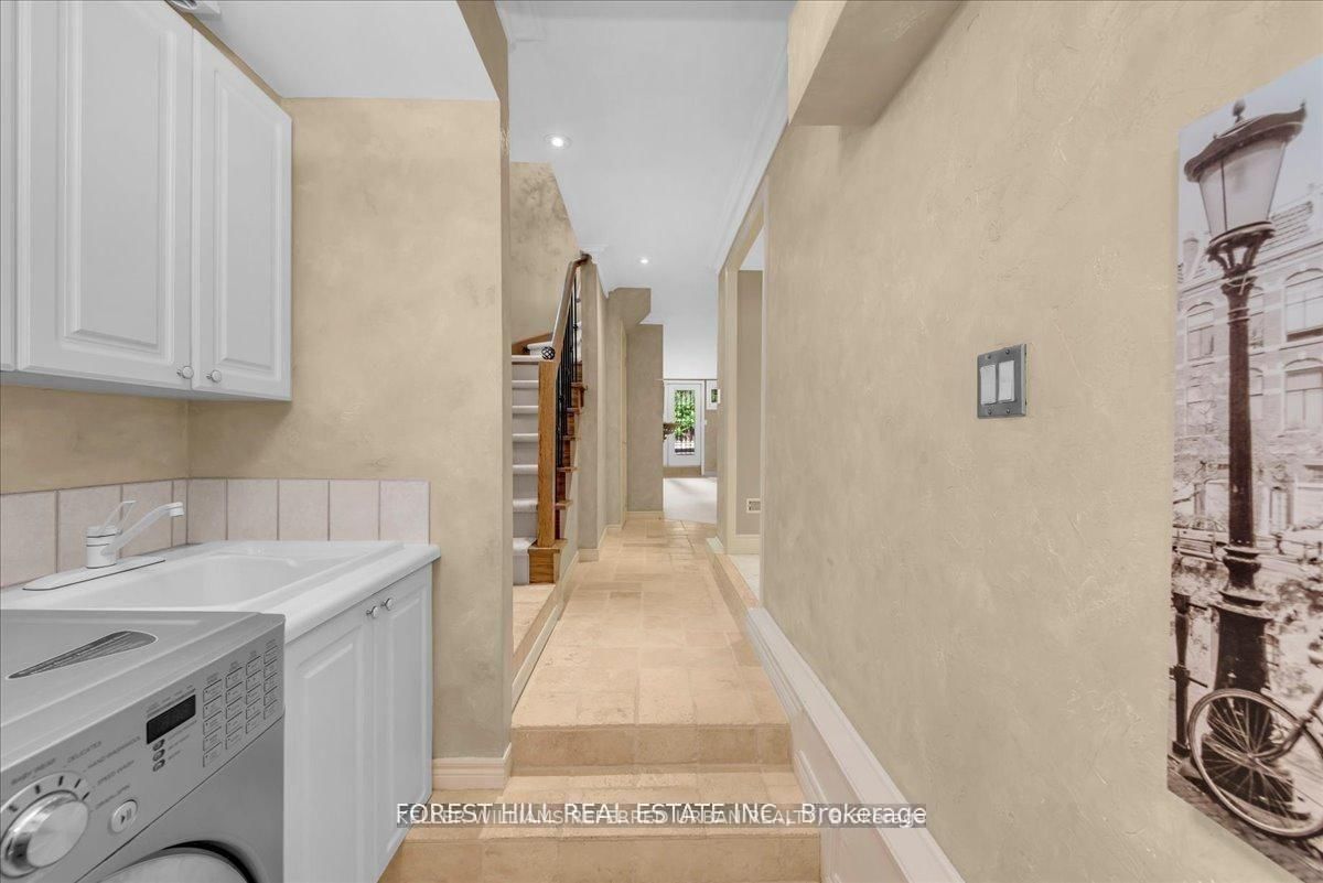 313 Broadway Avenue • Toronto, ON photo 34