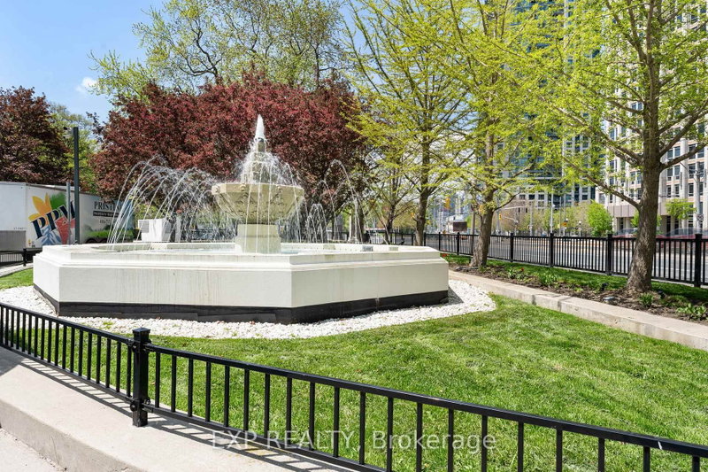 301 - 637 Lake Shore Boulevard W