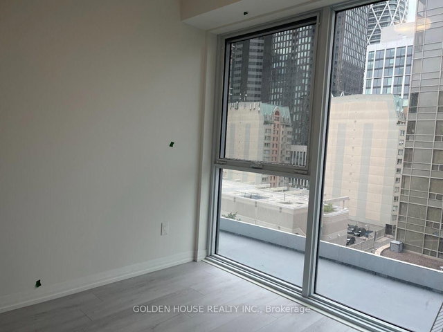605 - 280 Dundas Street W