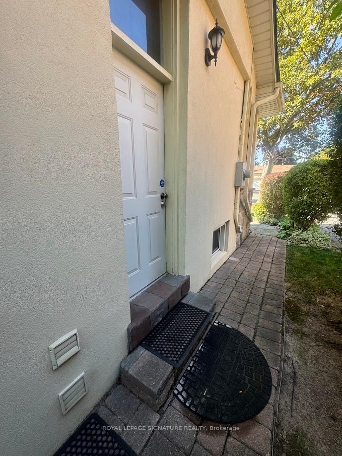 Bsmt - 31 Whitelock Crescent