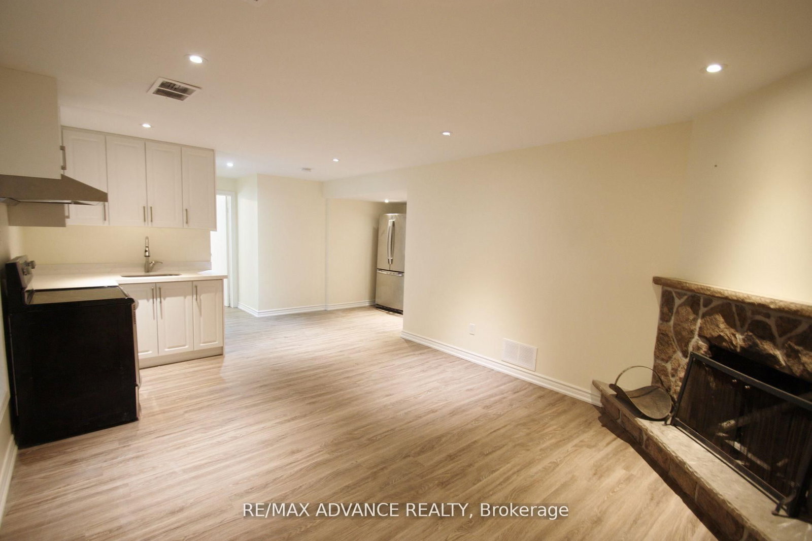 Lower - 33 Carluke Crescent, Toronto 5
