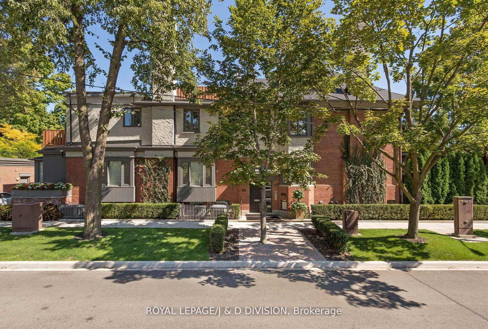 202-85 Admiral Road, Toronto, ON