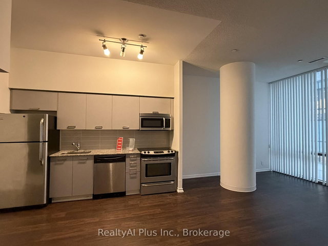 213 - 832 Bay Street