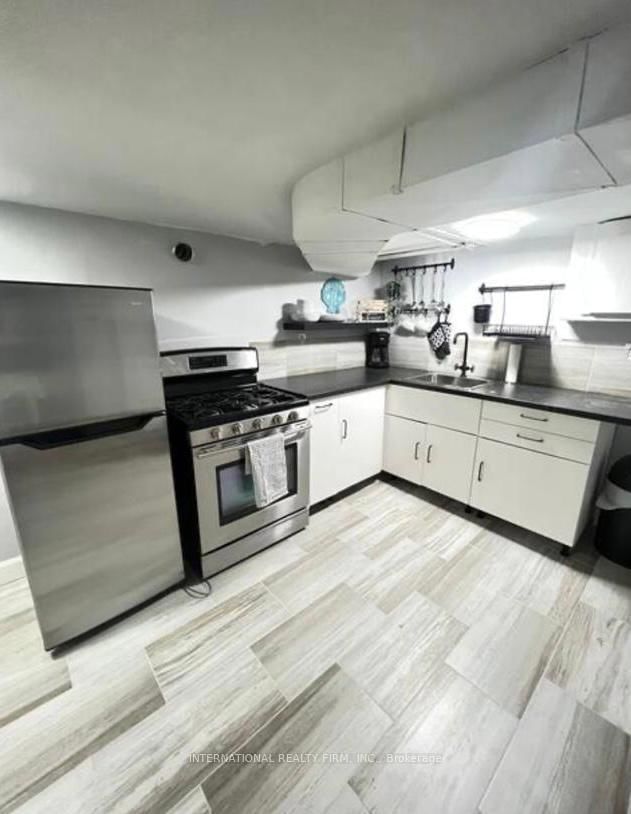 Lower - 132 Grace Street, Toronto 3