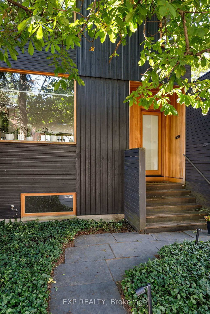 639 Wellington Street W