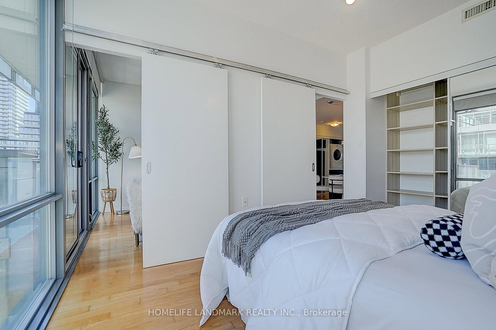 38 Grenville Street • #3301 • Toronto, ON photo 23