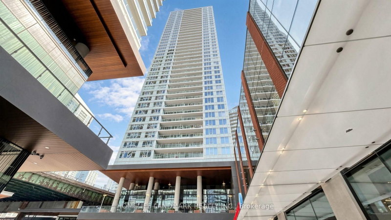806 - 17 Bathurst Street