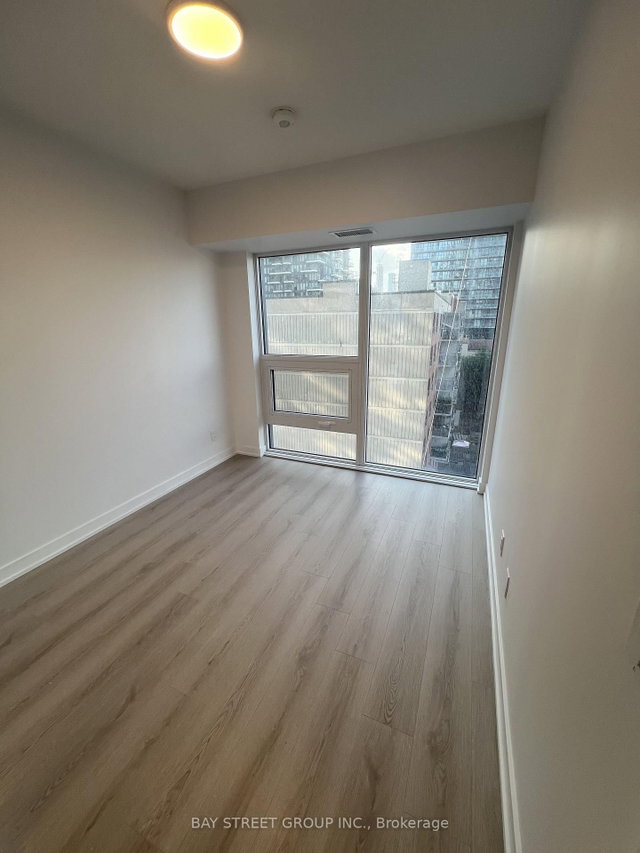1001 - 100 Queen Street E