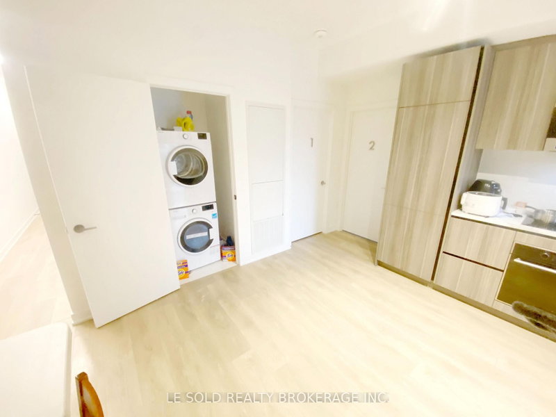 711 Master Bedroom - 127 Broadway Avenue