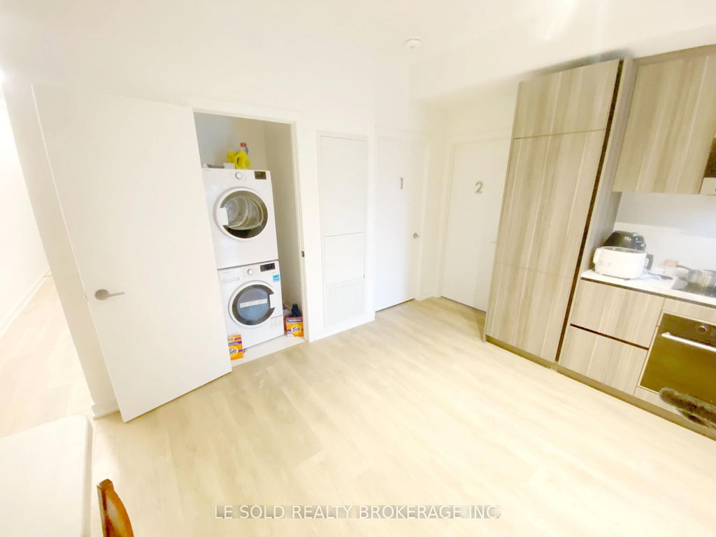 711 Master Bedroom - 127 Broadway Avenue 3