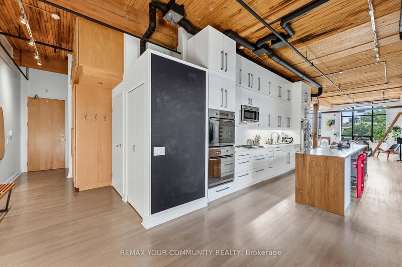 301 - 993 Queen Street W